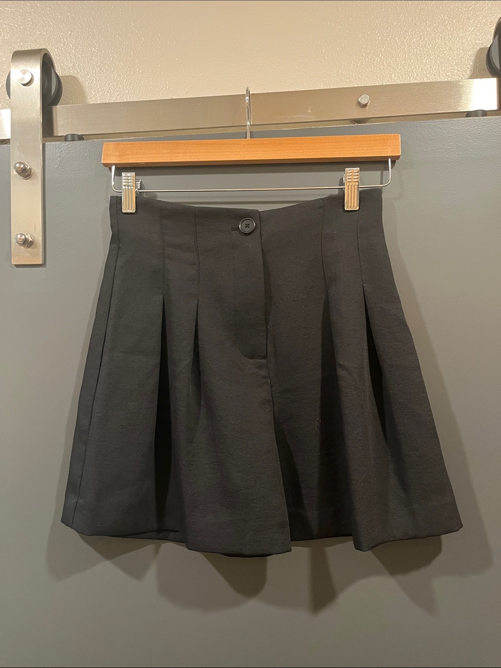 Aritzia Wilfred Pleated Shorts